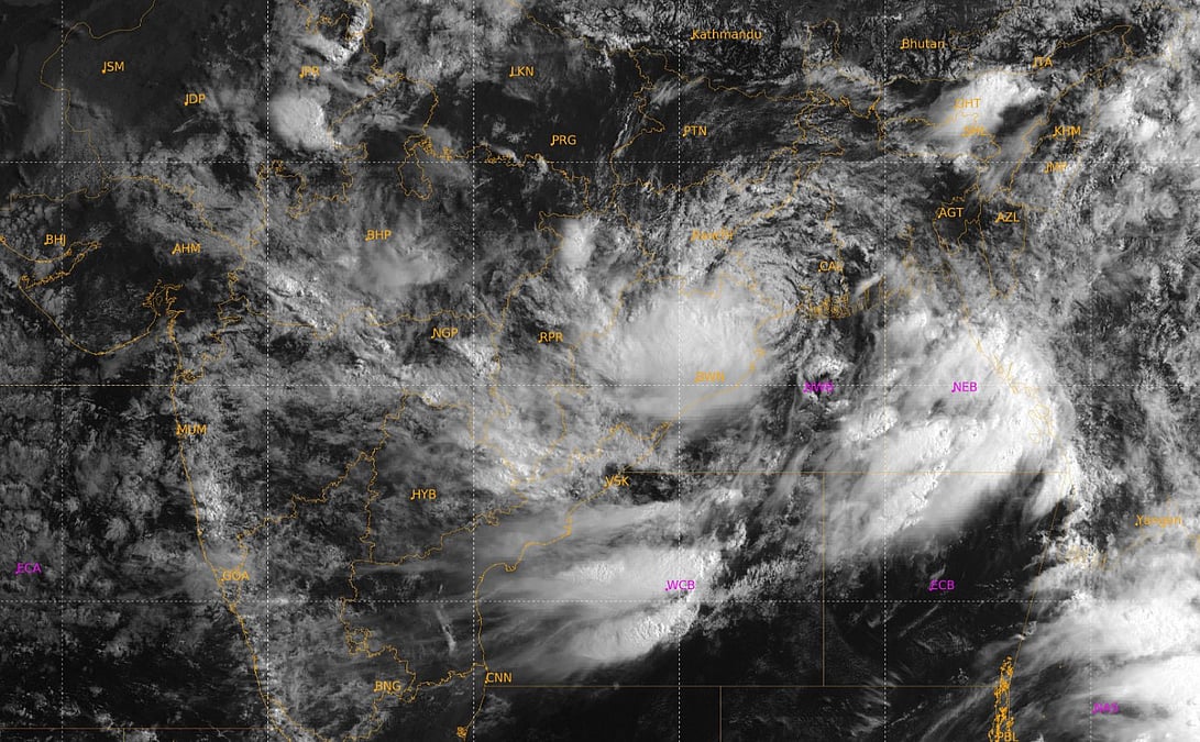 Daily weather tracker: Deep depression makes landfall near Digha, triggers Red alert across Eastern India
