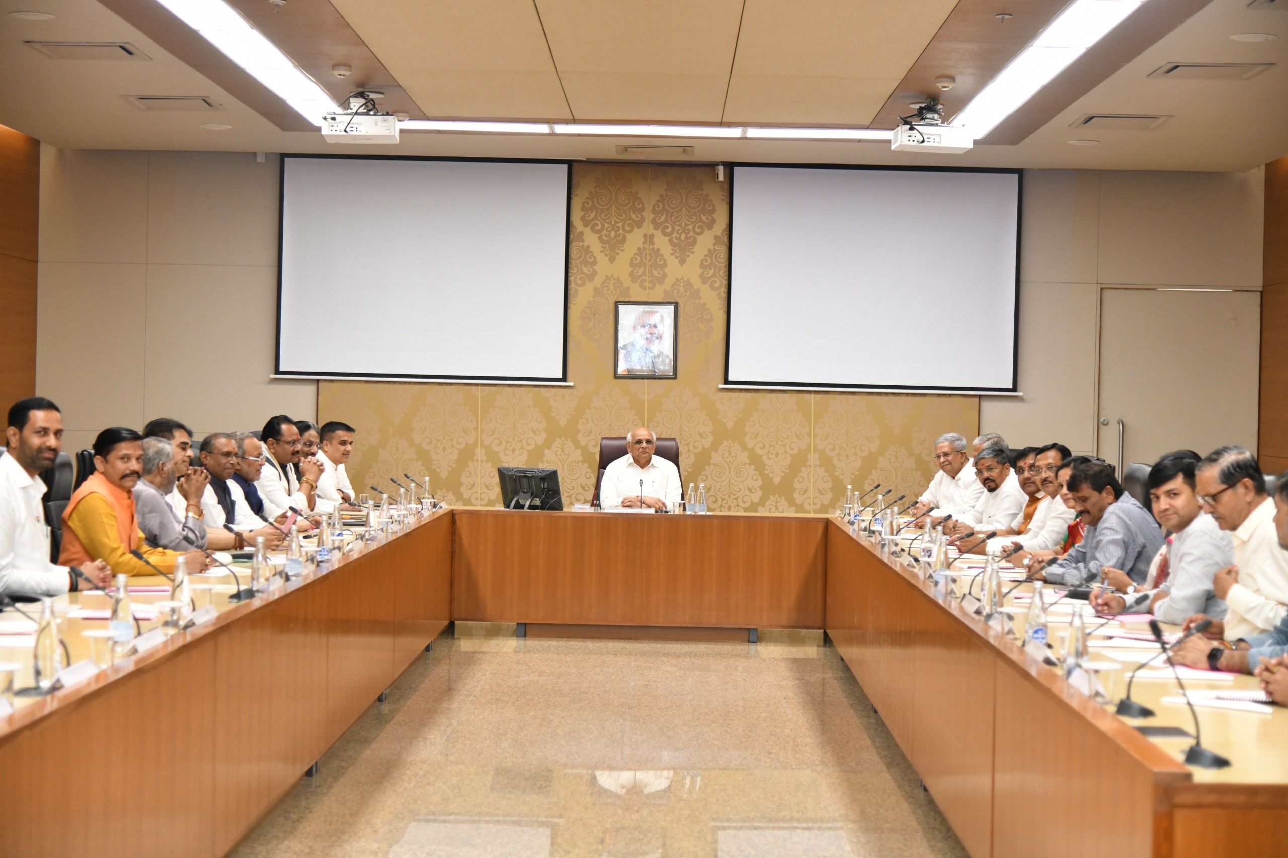 Gujarat govt empowers district collectors to fast-track fodder arrangements in low rainfall areas