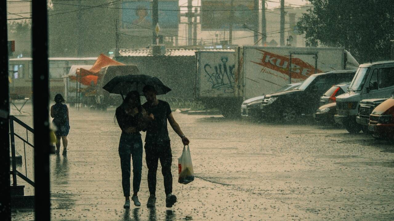 Monsoon intensifies across India: IMD warns of extremely heavy rain in Gujarat and Maharashtra, flash flood risk in several regions