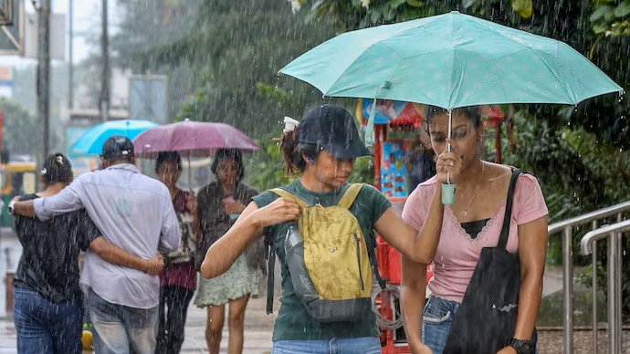 હવામાનની આગાહી: મંગળવારે સમગ્ર ભારતમાં ભારે વરસાદ અને વાવાઝોડાની અપેક્ષા છે