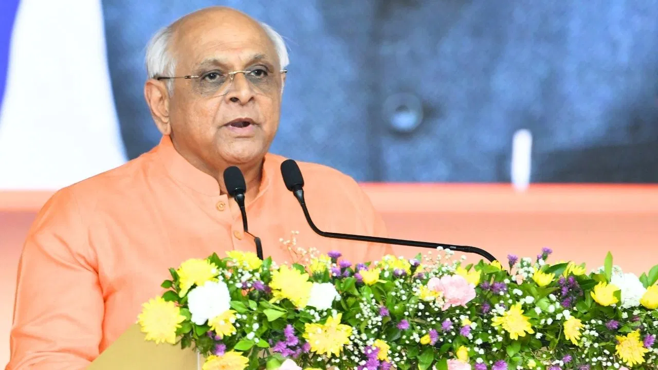 CM Bhupendra Patel Engages with Officials at State Emergency Operations Centre