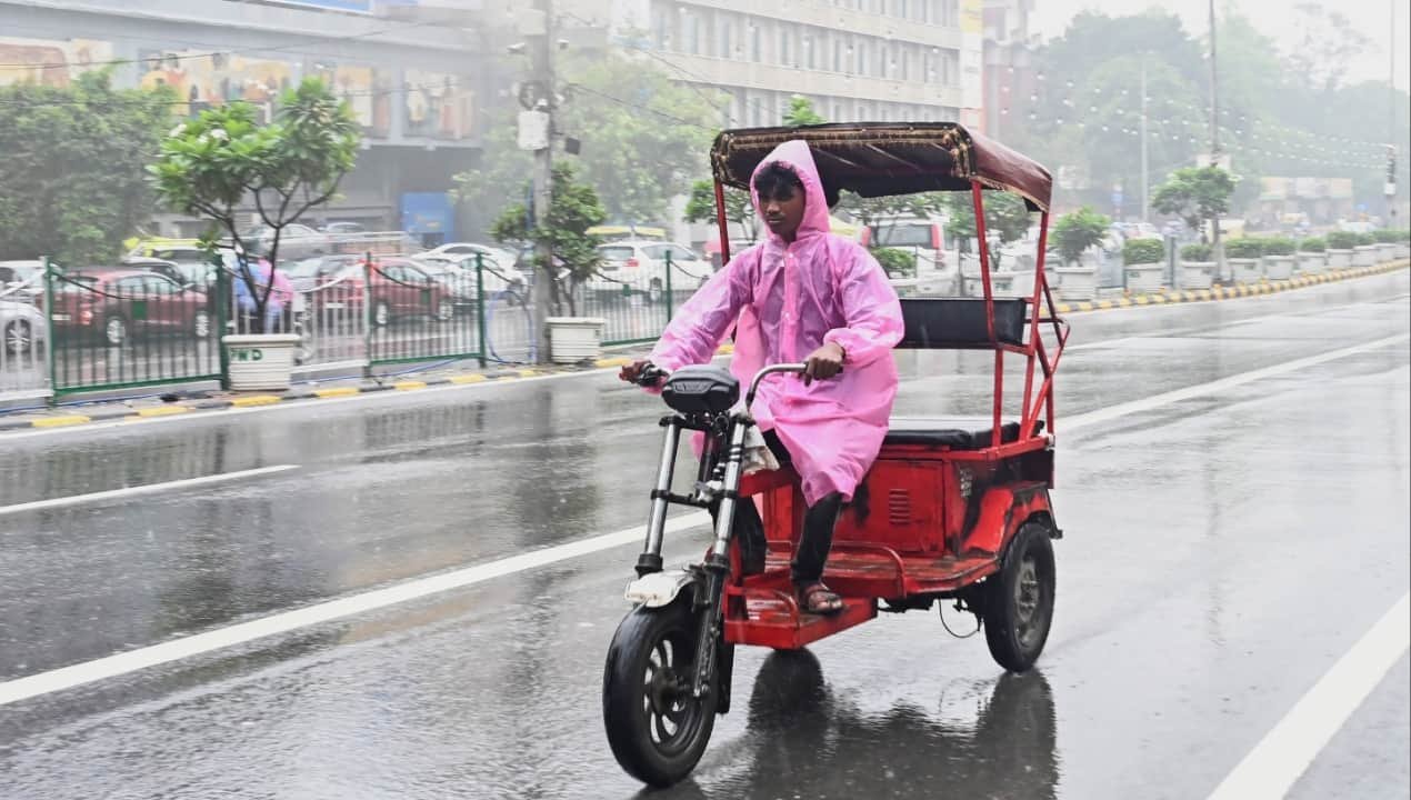 दिल्ली मौसम अपडेट: अगले दो दिनों में व्यापक बारिश की संभावना; हवा की गुणवत्ता 'खराब' बनी हुई है