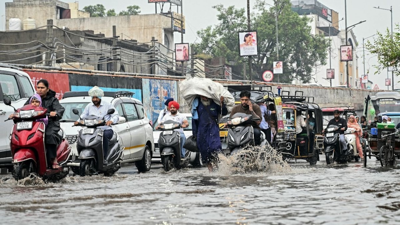 Himachal Pradesh to face heavy rain Thursday, Delhi to see light showers