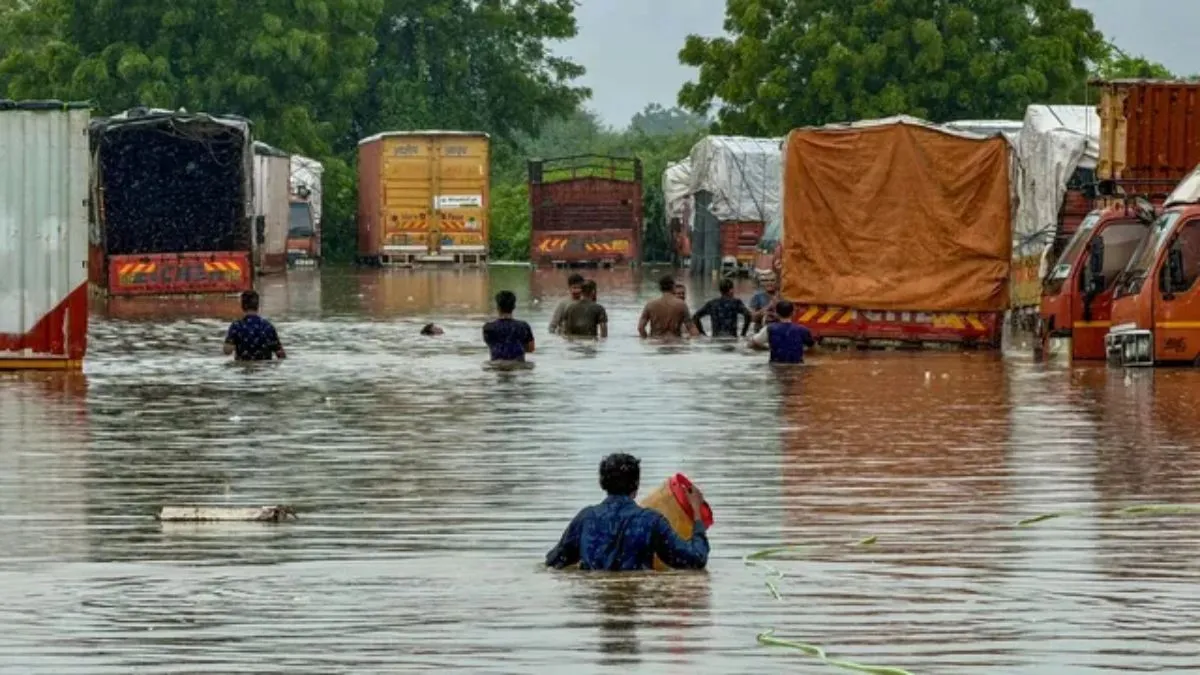 Heavy Rains Batter Gujarat: Vehicles Submerged, Flood Conditions In Valsad, Dholka; IMD Issues Red Alert For 6 Districts