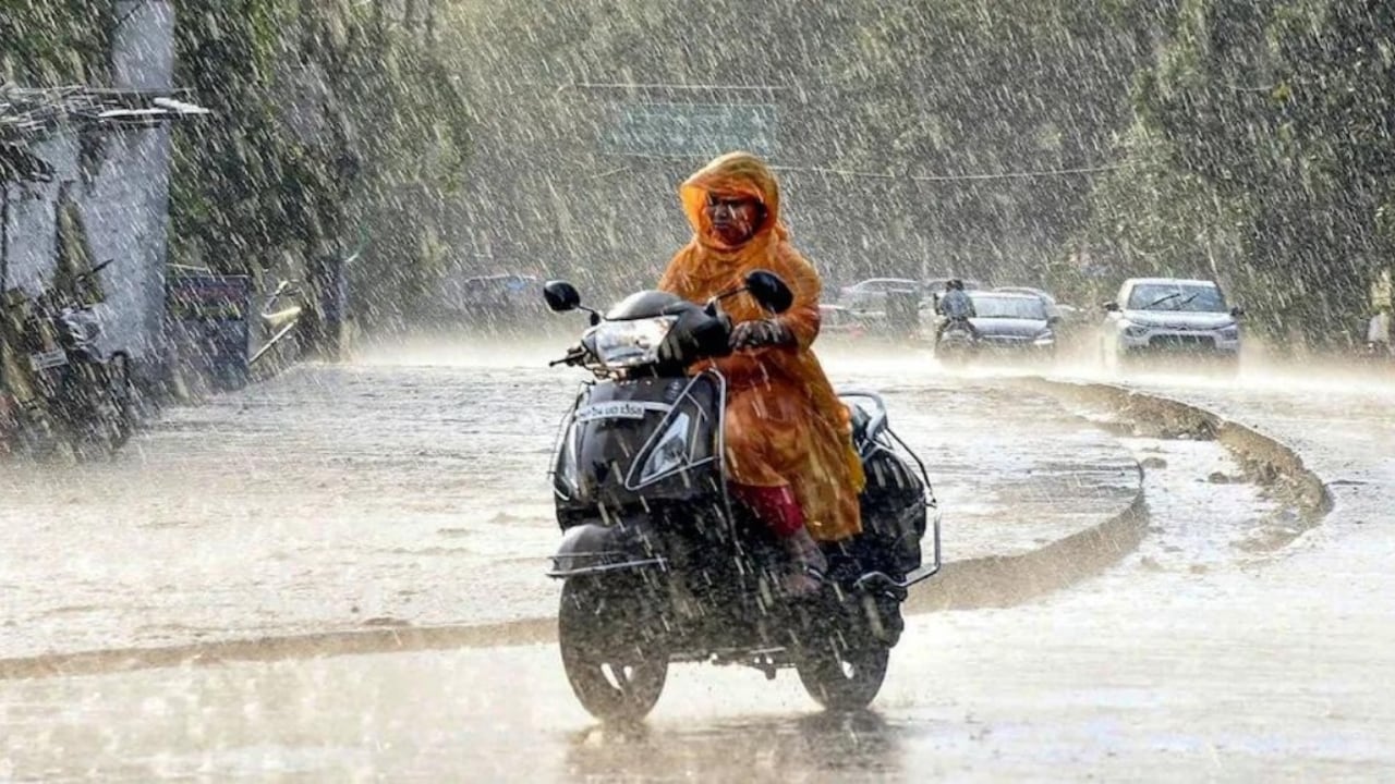 Rain to continue across northeast on Thursday; Heat to linger in Delhi