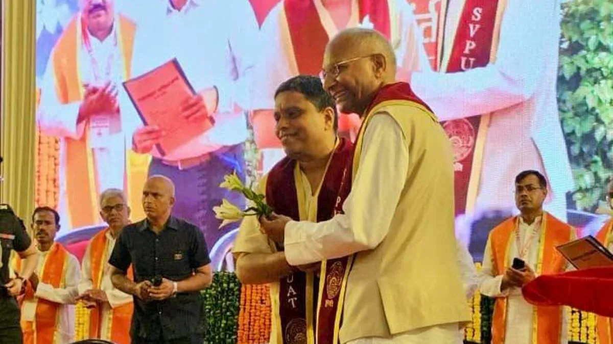 Acharya Balkrishna attends convocation at Meerut Agriculture University, Patanjali signs MOU
