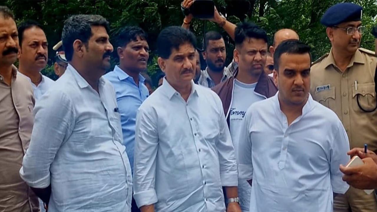 ગુજરાત પૂર: હર્ષ સંઘવીએ રેકોર્ડ વરસાદ બાદ વલસાડમાં થયેલા નુકસાનનું નિરીક્ષણ કર્યું