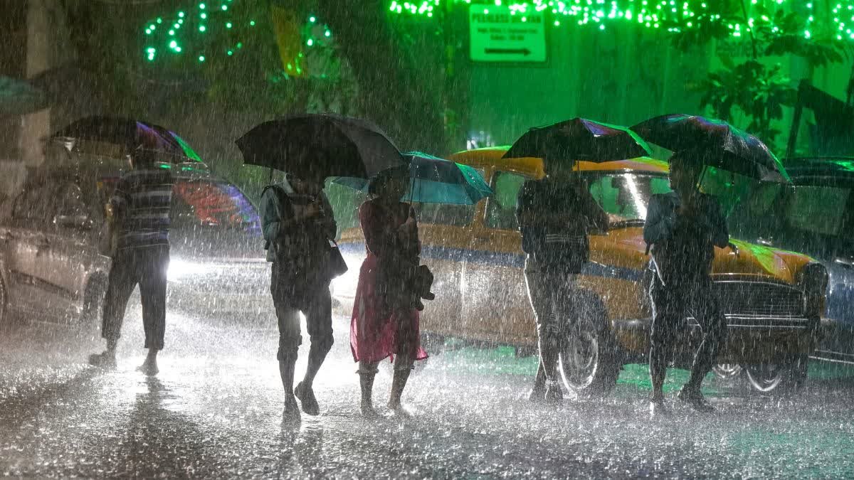 સોમવારે, કોલકાતામાં, ચોમાસાના ભારે વરસાદ દરમિયાન મુસાફરો તેમના બનાવે છે