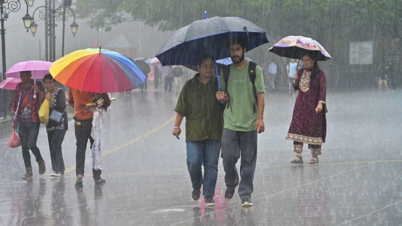 Weather Update: Heavy rain alert in 5 states, school holiday declared in many districts of UP