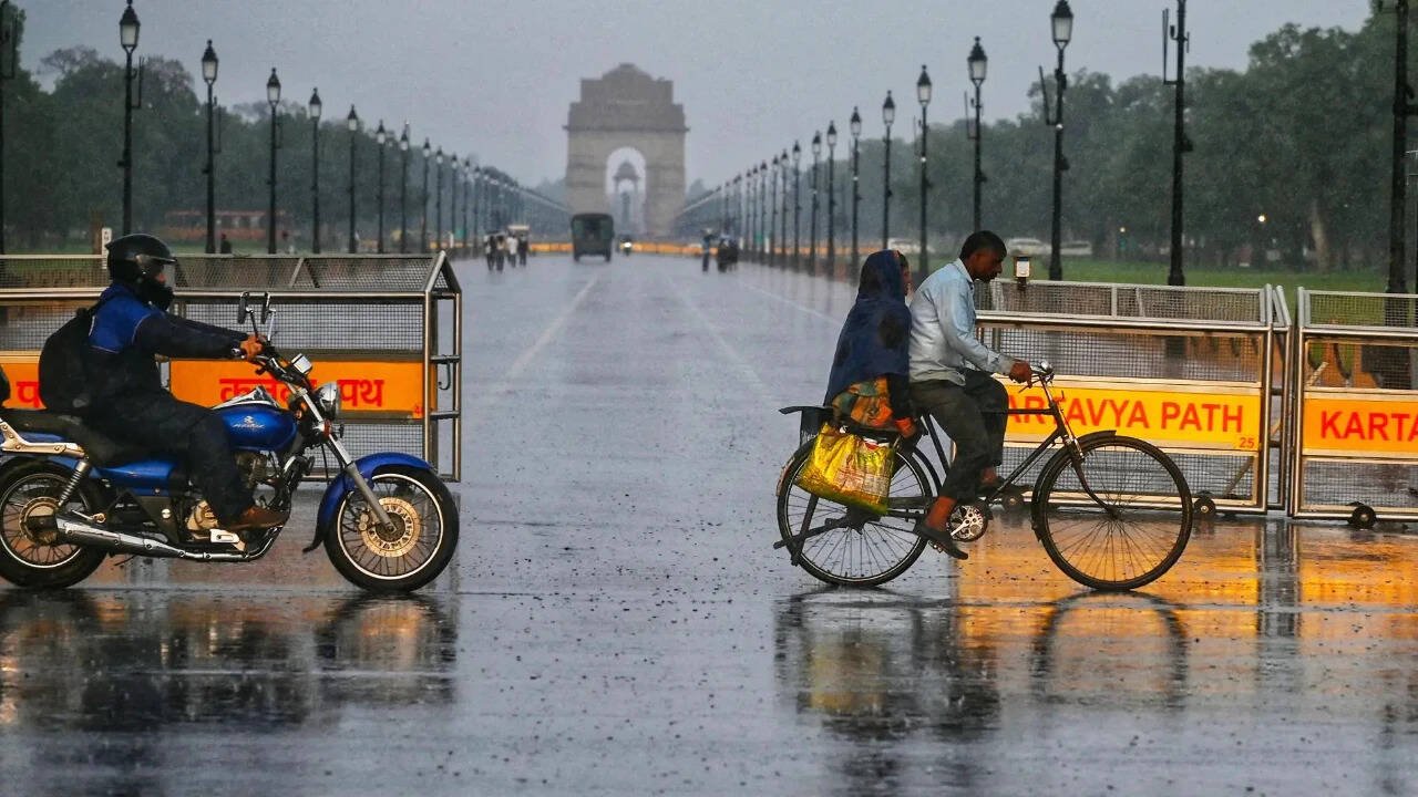 આવતીકાલે હવામાન: IMD ઘણા રાજ્યોમાં ભારે વરસાદની આગાહી કરે છે; દિલ્હી-NCRમાં હળવો વરસાદ ચાલુ રહેશે