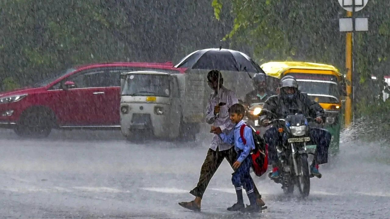 આવતીકાલનું હવામાન: IMD એ ઘણા રાજ્યોમાં ભારેથી અતિ ભારે વરસાદની ચેતવણી આપી છે; ઘણા વિસ્તારોમાં ગાજવીજ સાથે વરસાદની શક્યતા છે.