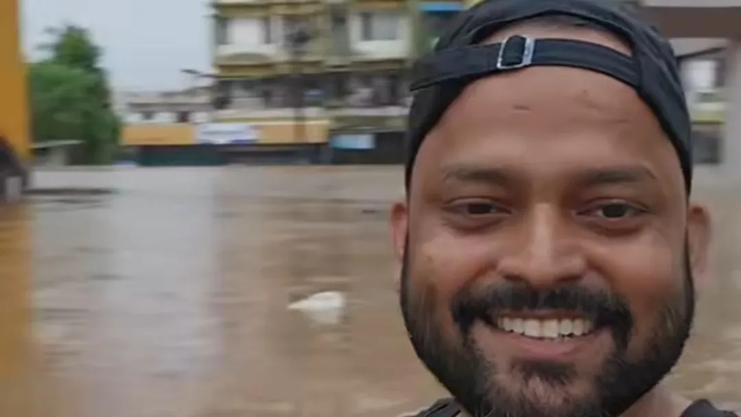 'हमने अभी-अभी अपने समाज में एक नई नदी का उद्घाटन किया है': गुजरात के व्यक्ति ने गर्दन तक पानी दिखाया