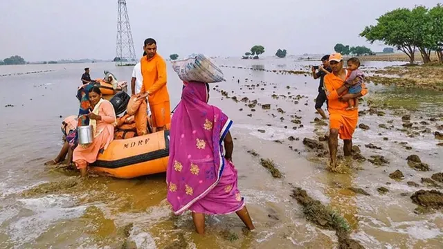 મધ્યપ્રદેશના ચિત્રકૂટ અને સતનામાં પૂરનો કહેર; મંદાકિની નદી ગાંડીતૂર, એસડીઆરએફ દ્વારા હેલિકોપ્ટરથી લોકોનું રેસ્ક્યુ.